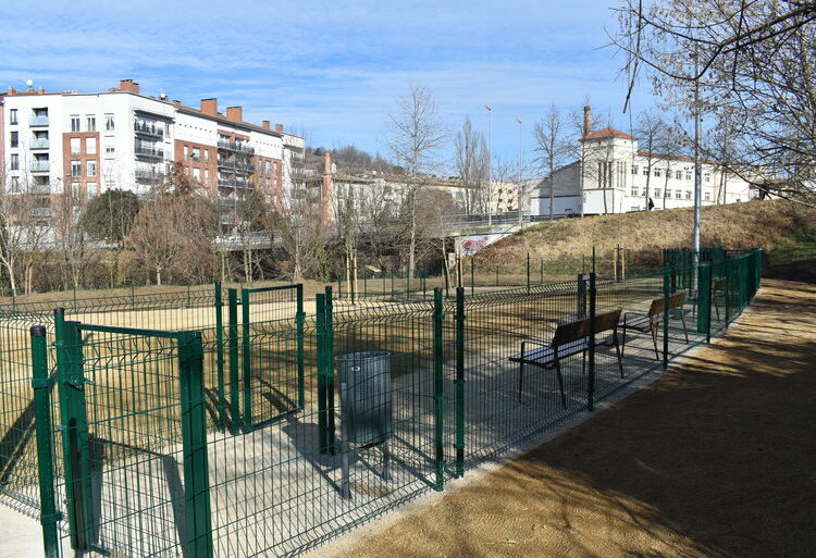 Olot. Garrotxa. Gossos. Mascotes. Parc per a gossos al barri de les Fonts, el primer de la ciutat.